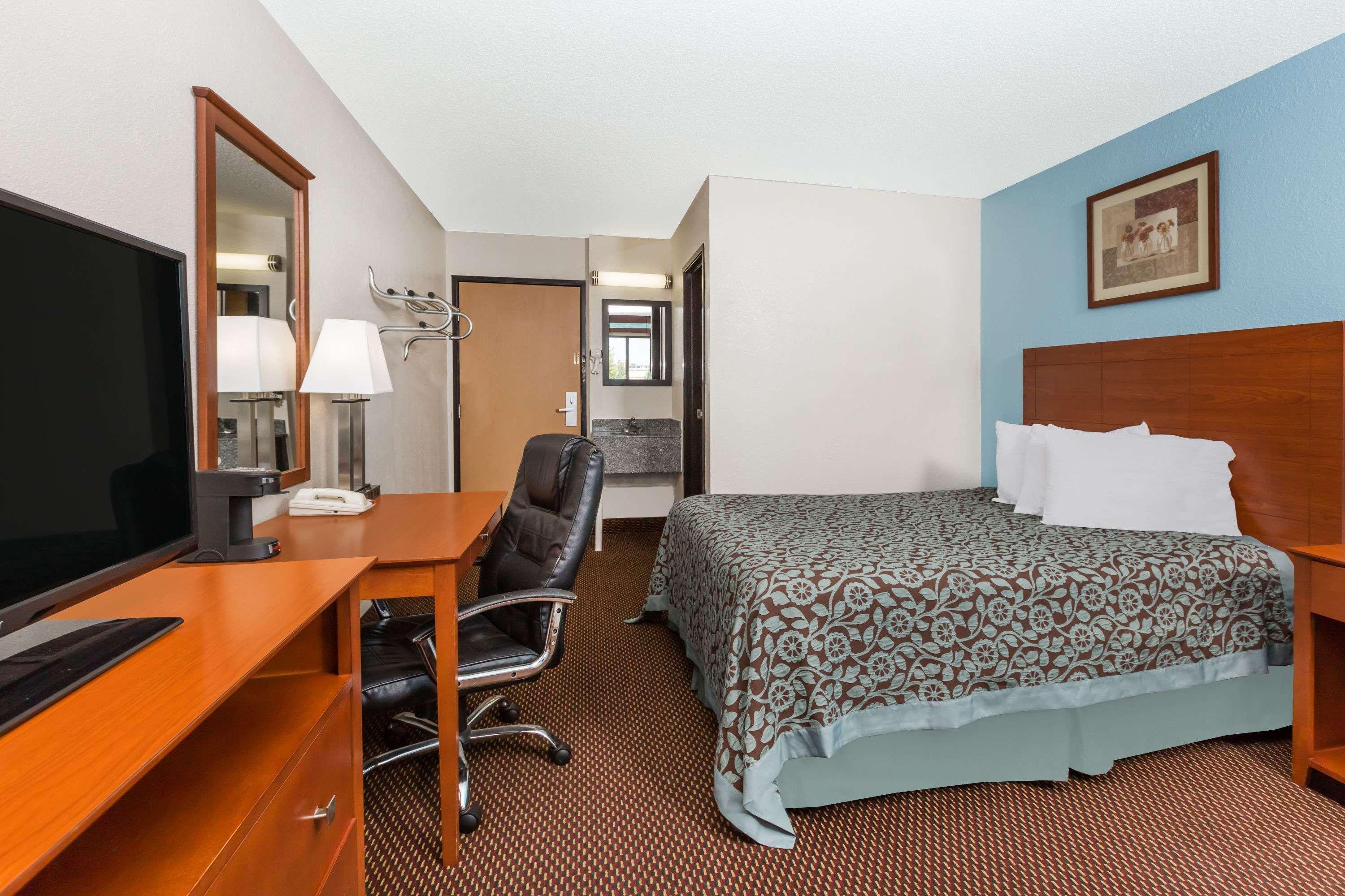 Days Inn By Wyndham Ankeny - Des Moines Bagian luar foto