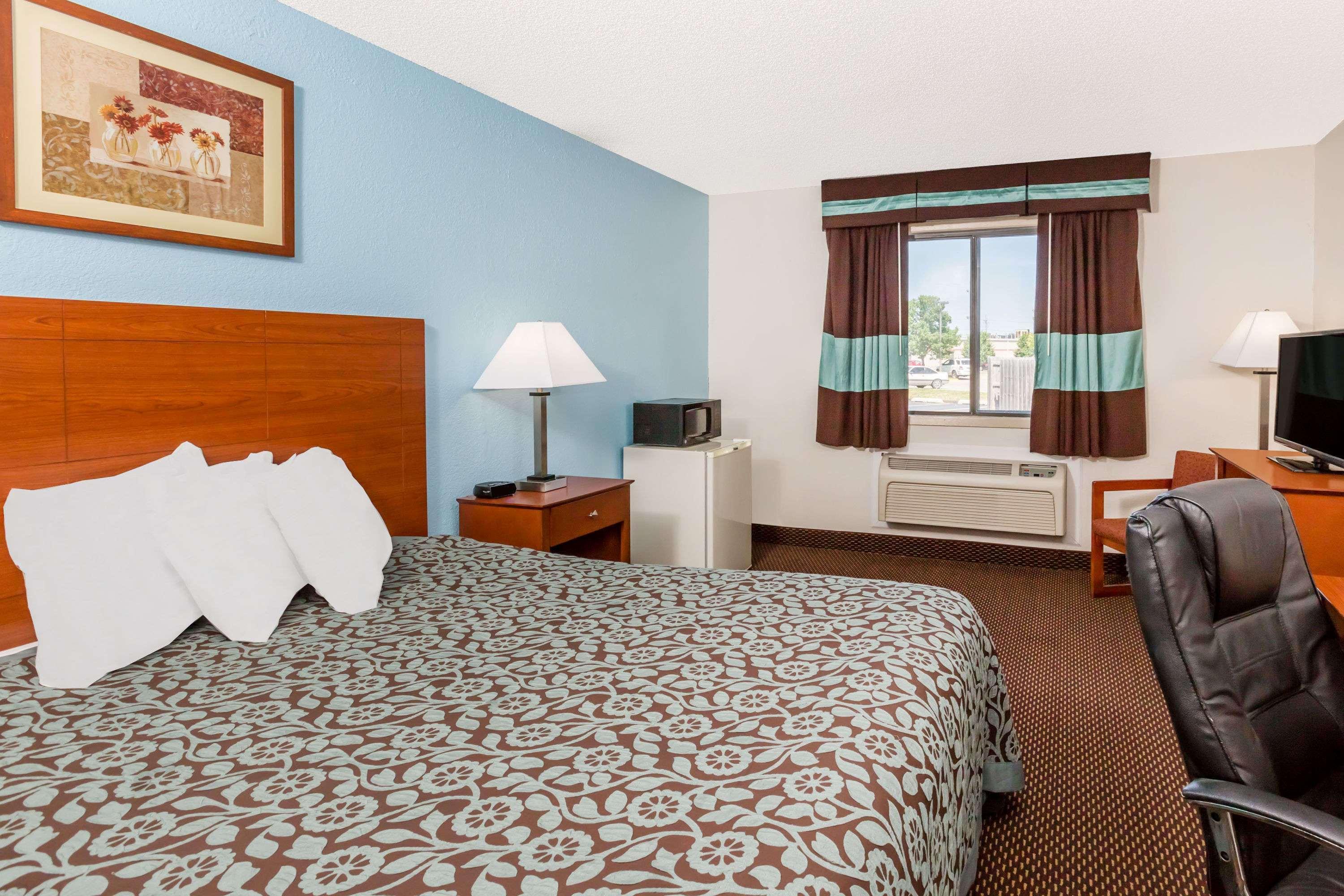 Days Inn By Wyndham Ankeny - Des Moines Bagian luar foto