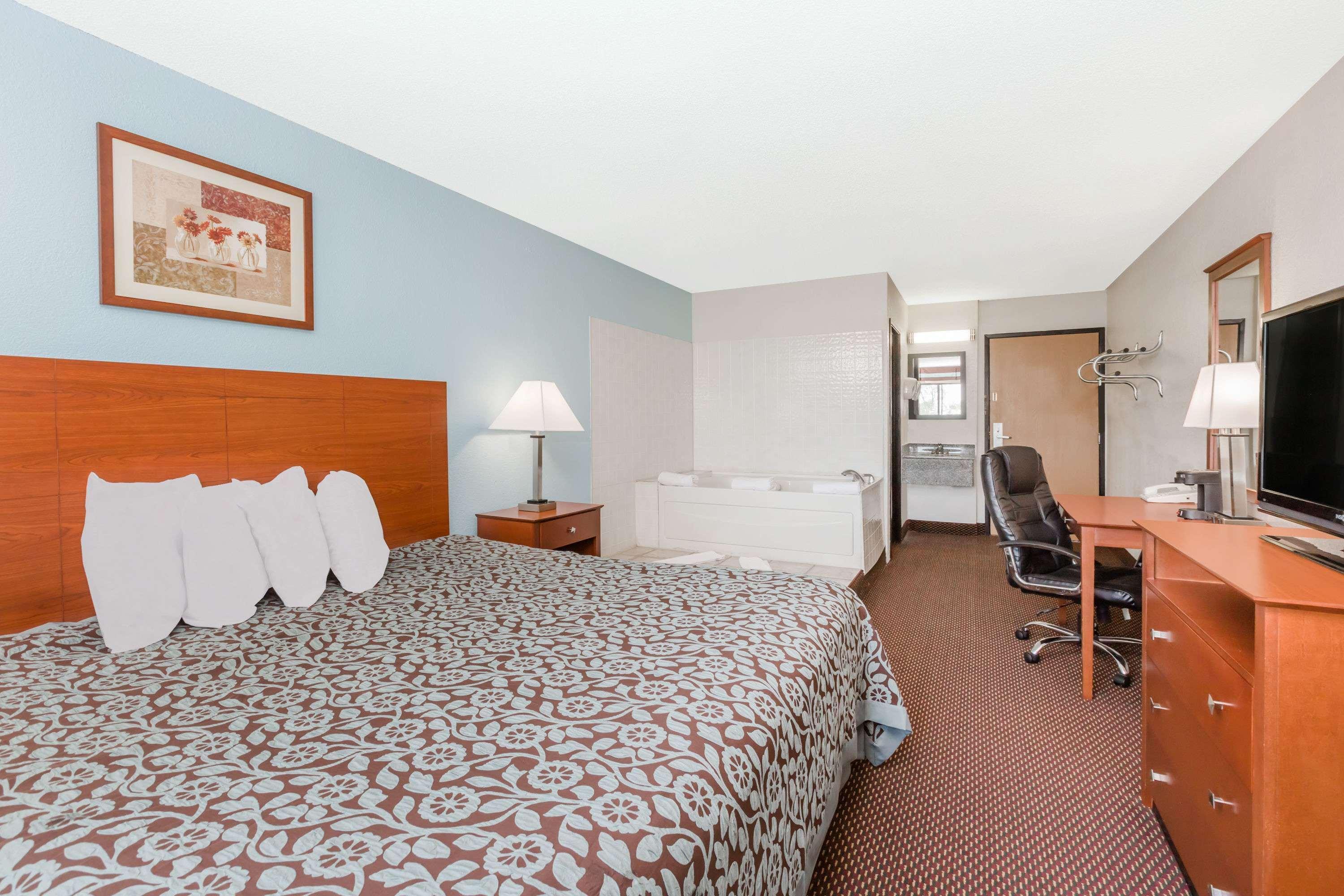 Days Inn By Wyndham Ankeny - Des Moines Bagian luar foto