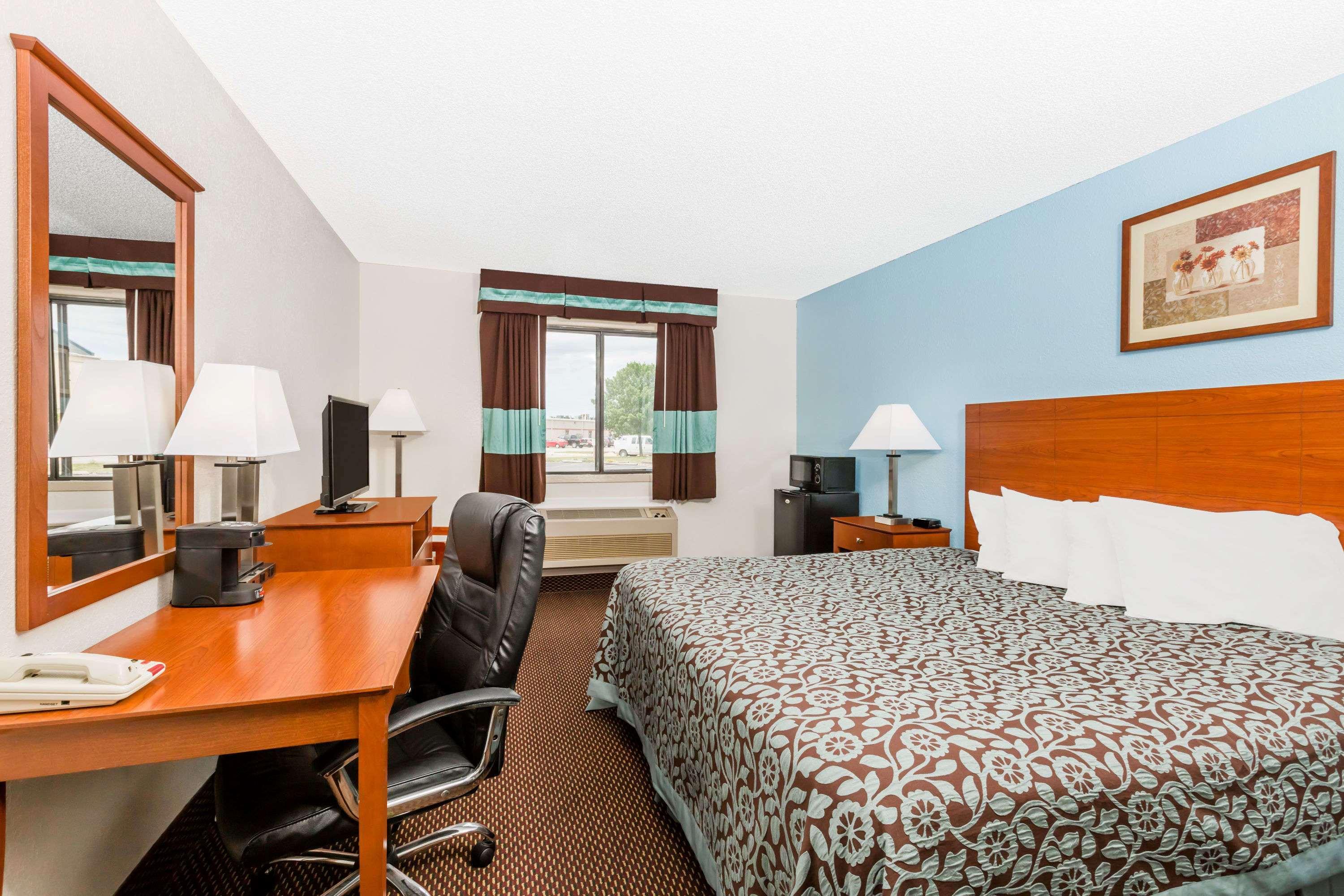 Days Inn By Wyndham Ankeny - Des Moines Bagian luar foto