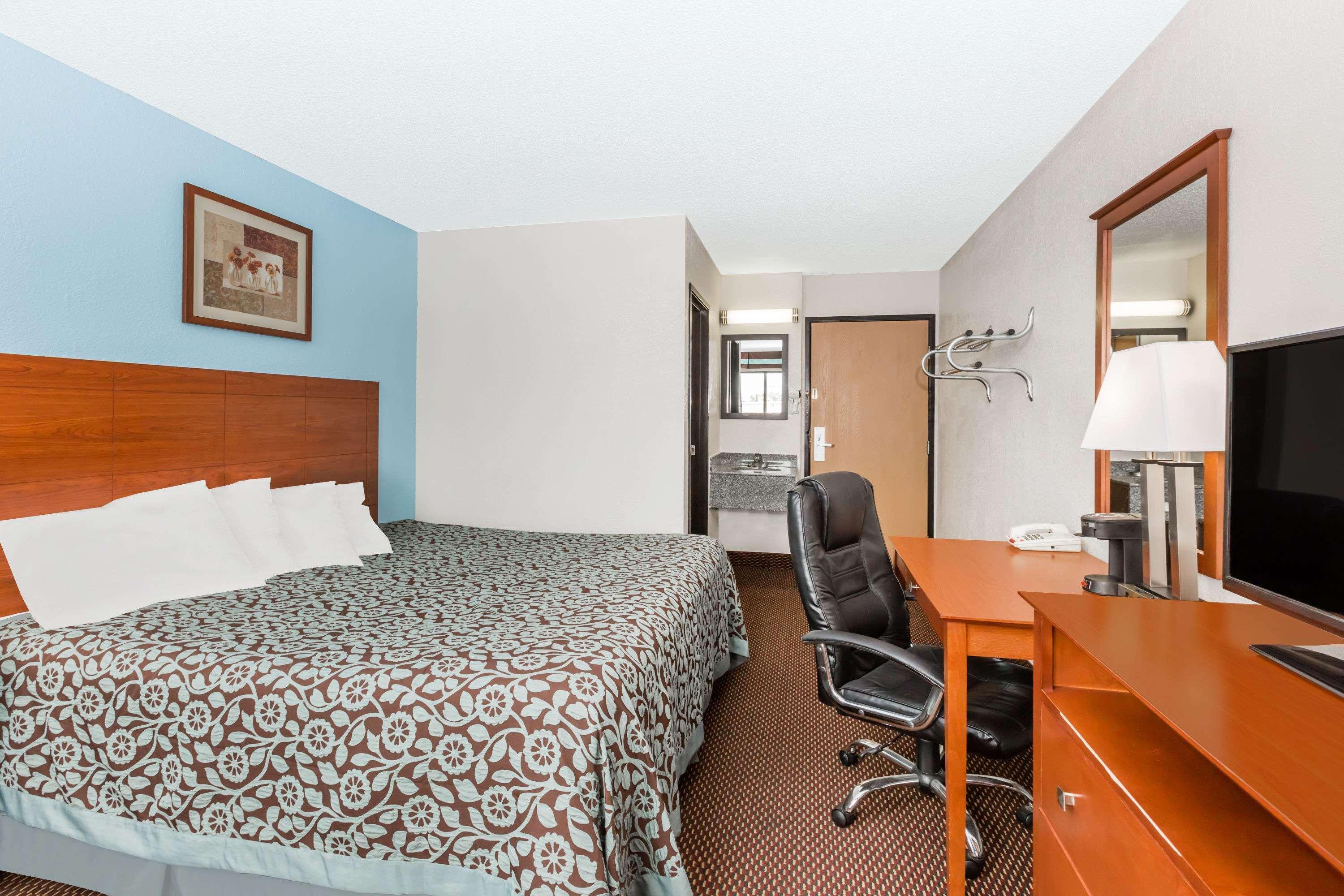 Days Inn By Wyndham Ankeny - Des Moines Bagian luar foto